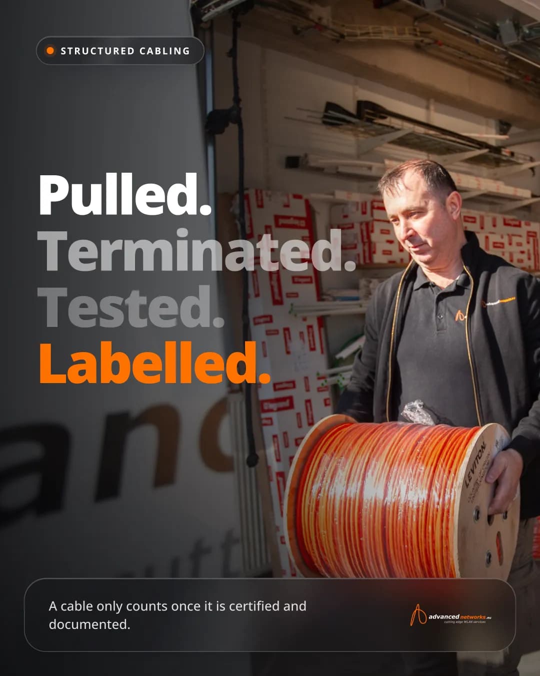 Ontwerpvoorstel Structured cabling: pulled, terminated, tested, labelled, met een technicus en een haspel kabel