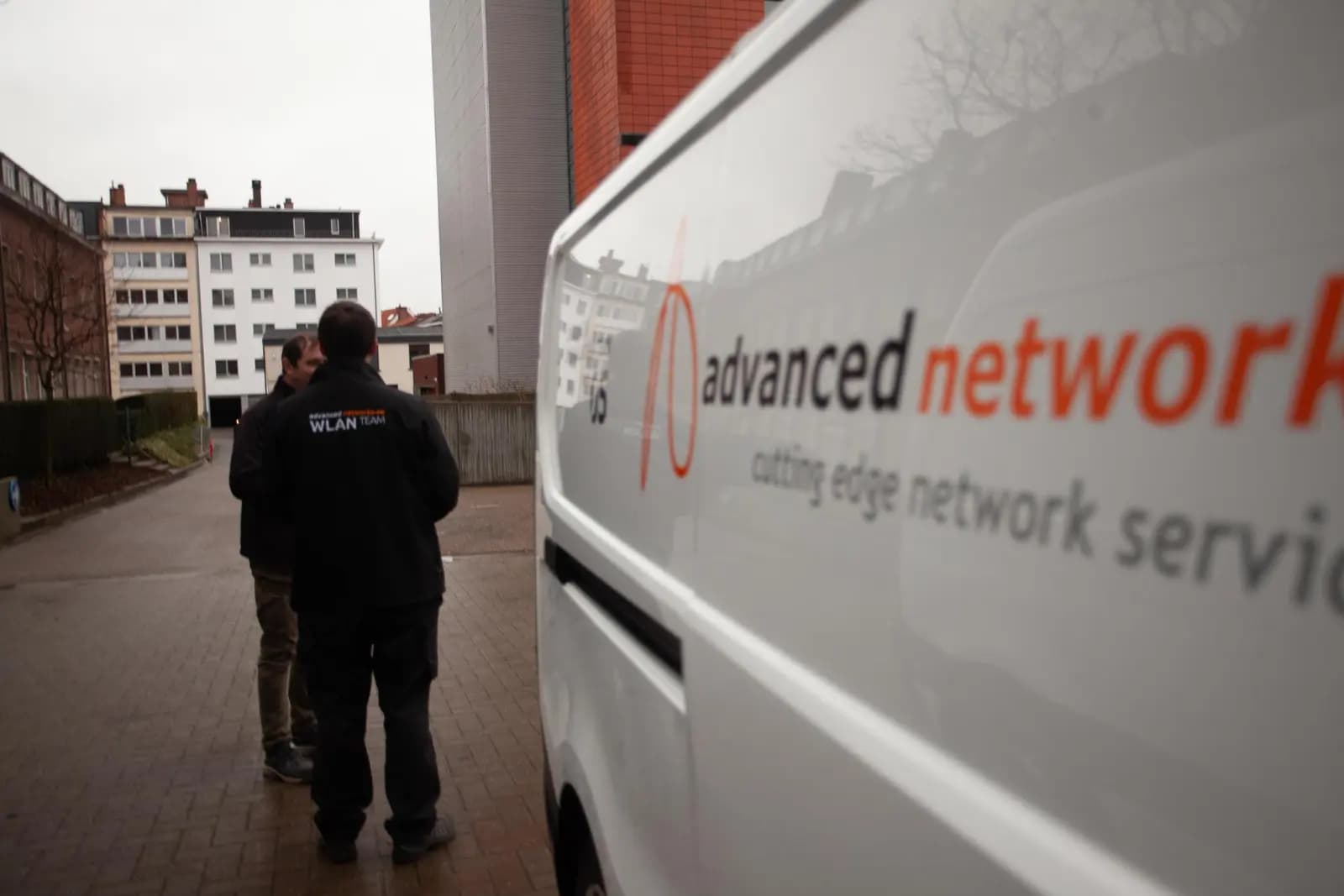 Het team wandelt naar de bestelwagen van Advanced Networks