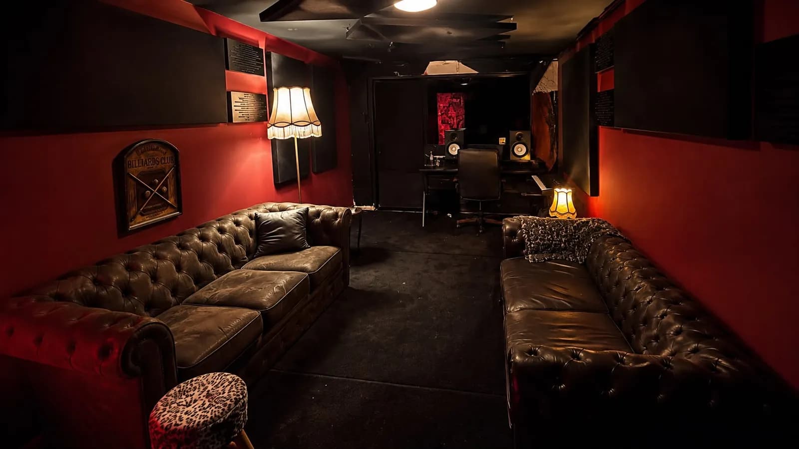 Red District: de warme studio met rode muren en lederen zetels